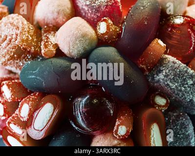 Herrliche Auswahl an bunten Bonbons auf einem lebendigen Hintergrund, die ein süßes Paradies darstellen Stockfoto
