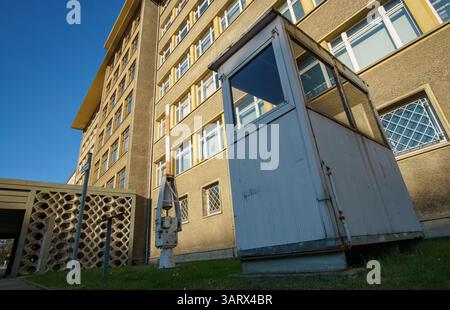 Ehemaliger DDR-Wachstand und Einstiegsbarriere im Stasi-Museum in Berlin, Teil des historischen Ministeriums für Staatssicherheit. Stockfoto