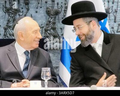 14. August 2013 - Jerusalem, Israel - Präsident des Staates Israel, SHIMON PERES (L), tauscht Small Talk mit Chef Aschkenazi Rabbiner DAVID LAU (R) bei der offiziellen Vereidigung der neuen israelischen Oberrabbiner Lau und Yosef aus, veranstaltet von Präsident Peres, und in Anwesenheit von Justizminister Livni und stellvertretendem Minister für religiöse Angelegenheiten Ben-Dahan. (Kreditbild: © Nir Alon/ZUMAPRESS.com) Stockfoto