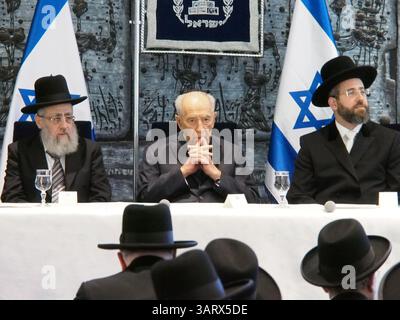 14. August 2013 - Jerusalem, Israel - Präsident SHIMON PERES sitzt in Anwesenheit des Justizministers Livni und des stellvertretenden Ministers für religiöse Angelegenheiten Ben-Dahan im Zentrum der offiziellen Vereidigung der neuen israelischen Oberrabbiner YITZHAK YOSEF und YITZHAK Yosef. (Kreditbild: © Nir Alon/ZUMAPRESS.com) Stockfoto