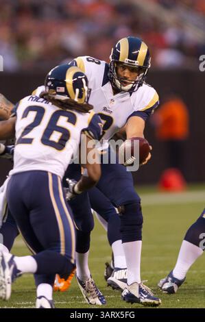 8. August 2013: Cleveland, Ohio, USA: Der Quarterback von St. Louis Rams SAM BRADFORD spielt im FirstEnergy Stadium mit DARYL RICHARDSON Platz 26, während des Vorsaisonspiels der National Football League zwischen den St. Louis Rams und den Cleveland Browns. Die Browns gewannen 27:19. (Bild: © Scott Terna/Cal Sport Media/ZUMAPRESS.com) Stockfoto