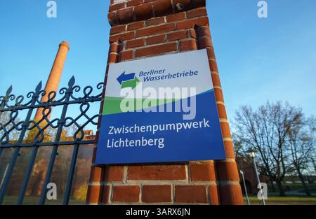 Schild am Eingang zum Zwischenpumpwerk Lichtenberg, Teil der Berliner Wasserbetriebe Infrastruktur, fotografiert an einem klaren Tag in Berlin. Stockfoto