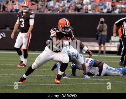 15. August 2013 – Cleveland, OH, USA – 15. August 2013: Cleveland Browns läuft Trent Richardson #33 während der Vorsaison im First Energy Stadium zwischen den Detroit Lions und den Cleveland Browns in Cleveland, OH. (Bild: © Michael Sullivan/Cal Sport Media/ZUMAPRESS.com) Stockfoto