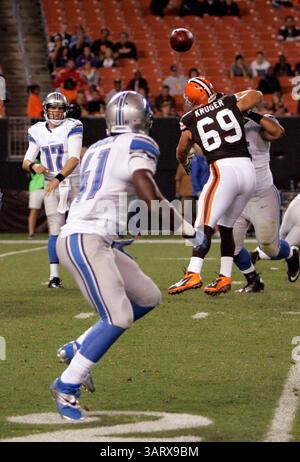 15. August 2013 – Cleveland, OH, USA – 15. August 2013: Detroit Lions Quarterback Kellen Moore #17 geht an Detroit Lions Running Back Theo Riddick #41 während der Vorsaison im First Energy Stadium zwischen den Detroit Lions und den Cleveland Browns in Cleveland, OH. (Bild: © Michael Sullivan/Cal Sport Media/ZUMAPRESS.com) Stockfoto