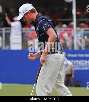 August 2013 - Greensboro, North Carolina, USA S - WEBB SIMPSON reagiert auf seinen Putt, nachdem er es in der zweiten Runde der Wyndham Championship 2013 im Sedgefield Country Club geschafft hat. (Kreditbild: © Wes Hight/ZUMAPRESS.com) Stockfoto