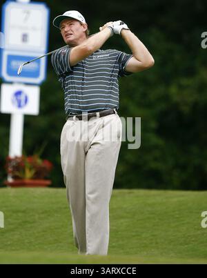 August 2013 - Greensboro, North Carolina, USA S - ERNIE ELS fährt den Ball während der zweiten Runde der Wyndham Championship 2013 im Sedgefield Country Club. (Kreditbild: © Wes Hight/ZUMAPRESS.com) Stockfoto