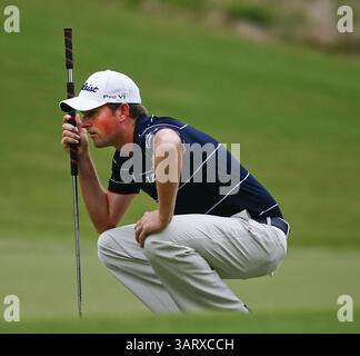 August 2013 - Greensboro, North Carolina, USA S - WEBB SIMPSON schaut während der zweiten Runde der Wyndham Championship 2013 im Sedgefield Country Club auf den Hang des Grüns. (Kreditbild: © Wes Hight/ZUMAPRESS.com) Stockfoto