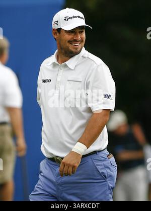 August 2013 - Greensboro, North Carolina, USA S - JOHNSON WAGNER lächelt, als er den Platz während der zweiten Runde der Wyndham Championship 2013 im Sedgefield Country Club verlässt. (Kreditbild: © Wes Hight/ZUMAPRESS.com) Stockfoto