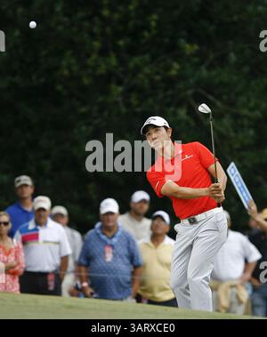 August 2013 - Greensboro, North Carolina, USA S - SANG-MOON BAE Chips im Ball während der zweiten Runde der Wyndham Championship 2013 im Sedgefield Country Club. (Kreditbild: © Wes Hight/ZUMAPRESS.com) Stockfoto