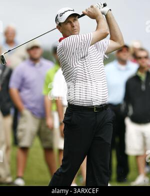 August 2013 - Greensboro, North Carolina, USA S - BOB ESTES trifft den Ball vom Fairway aus während der zweiten Runde der Wyndham Championship 2013 im Sedgefield Country Club. (Kreditbild: © Wes Hight/ZUMAPRESS.com) Stockfoto