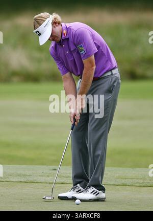 August 2013 - Greensboro, North Carolina, USA S - BRANDT SNEDEKER spielt den Ball in der zweiten Runde der Wyndham Championship 2013 im Sedgefield Country Club. (Kreditbild: © Wes Hight/ZUMAPRESS.com) Stockfoto