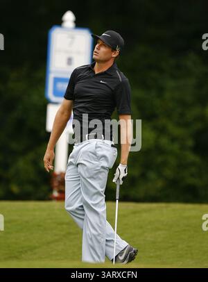 August 2013 - Greensboro, North Carolina, USA S - NICK WATNEY reagiert auf seinen Hit während der zweiten Runde der Wyndham Championship 2013 im Sedgefield Country Club. (Kreditbild: © Wes Hight/ZUMAPRESS.com) Stockfoto