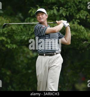 August 2013 - Greensboro, North Carolina, USA S - ERNIE ELS fährt den Ball während der zweiten Runde der Wyndham Championship 2013 im Sedgefield Country Club. (Kreditbild: © Wes Hight/ZUMAPRESS.com) Stockfoto