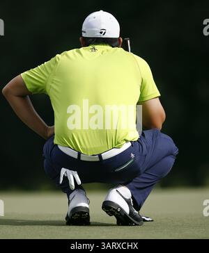 August 2013 - Greensboro, North Carolina, USA S - JOHN HUH schaut während der zweiten Runde der Wyndham Championship 2013 im Sedgefield Country Club auf den Hang des Hügels. (Kreditbild: © Wes Hight/ZUMAPRESS.com) Stockfoto