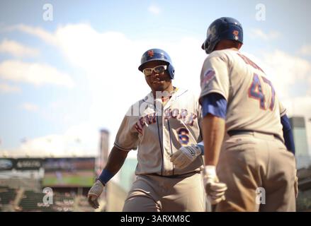 19. August 2013 – Minneapolis, MN, USA – Marlon Byrd von New York Mets kehrt nach einem homer gegen die Minnesota Twins während des 9. Inning im Target Field in Minneapolis, Minnesota, am Montag, den 19. August 2013 zurück. (Bild: © Jeff Wheeler/MCT/ZUMAPRESS.com) Stockfoto