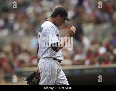 19. August 2013 – Minneapolis, MN, USA – Helfer der Minnesota Twins Anthony Swarzak geht zum Dugout, nachdem er während des 7. Inning eines MLB-Spiels gegen die New York Mets im Target Field in Minneapolis, Minnesota, am Montag, 19. August 2013 entlastet wurde. (Bild: © Jeff Wheeler/MCT/ZUMAPRESS.com) Stockfoto