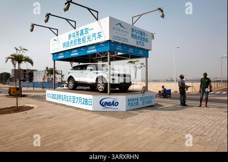 22. Juni 2013 - Luanda, Angola - die Ankündigung für eine Präsentation des neuen Range Rover im Casino Marinha in Luanda ist in chinesischer Schrift. Es gibt viele Chinesen in Angola. An zahlreichen Orten, an denen heute gebaut wird, sind sie zu sehen. Chinesische Inschriften und Plakate es zeigt, wie wichtig die Rolle Chinas beim Bau des neuen Angolas ist. In den chinesischen Unternehmen sind fast keine Angolaner beschäftigt. (Bild: © Hans Van Rhoon/ZUMA Wire) Stockfoto