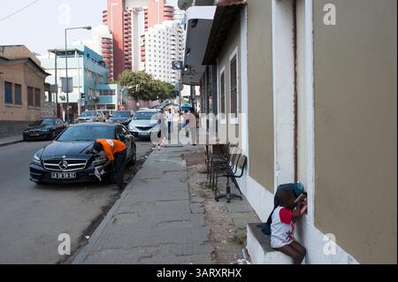 22. Juni 2013 - Luanda, Angola - Ein Mann bürstet einen neuen Mercedes. Die Einkommensunterschiede in Angola sind extrem. Entweder bist du reich oder Arm. Die Zwischenschicht ist schmal. (Bild: © Hans Van Rhoon/ZUMA Wire) Stockfoto