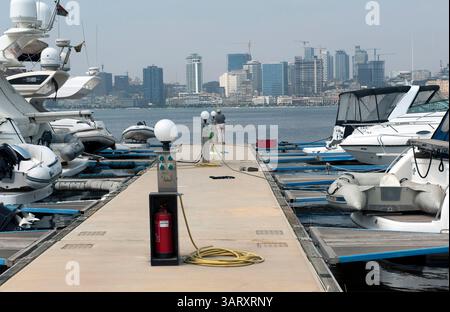 22. Juni 2013 - Luanda, Angola - ein Expat blickt über die Bucht von Luanda, im Hintergrund die Stadt Luanda. (Bild: © Hans Van Rhoon/ZUMA Wire) Stockfoto