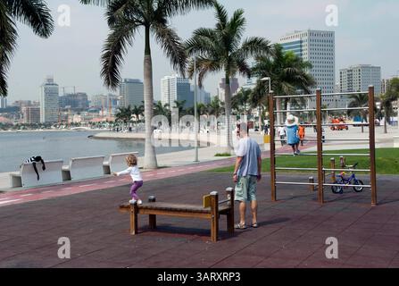 22. Juni 2013 - Luanda, Angola - Boulevard von Luanda. Ein Expat oder ein ausländischer Arbeiter hat Spaß mit seinen Kindern auf dem Boulevard von Luanda. Die Einkommensunterschiede in Angola sind extrem. Entweder bist du reich oder Arm. Die Zwischenschicht ist schmal. (Bild: © Hans Van Rhoon/ZUMA Wire) Stockfoto
