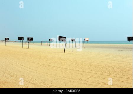 22. Juni 2013 - Luanda, Angola - am Strand der Halbinsel Luanda oder Ilha de Luanda befinden sich Basketballfelder. (Bild: © Hans Van Rhoon/ZUMA Wire) Stockfoto