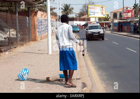 22. Juni 2013 - Luanda, Angola - Straßenverkäufer auf der Halbinsel Luanda oder Ilha de Luanda verkauft Hummer. (Bild: © Hans Van Rhoon/ZUMA Wire) Stockfoto