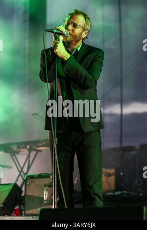 Juni 2013: Raleigh, North Carolina, USA S - DIE NATIONALMANNSCHAFT bringt ihre Tour 2013 nach Raleigh, NC. The National ist eine US-amerikanische Indie-Rock-Band, die 1999 in Cincinnati (Ohio) gegründet wurde und derzeit in Brooklyn (New York) lebt. (Bild: © Andy Martin Jr./ZUMAPRESS.com) Stockfoto