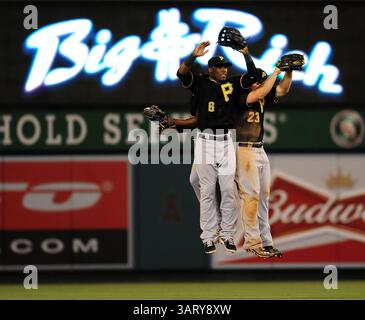 Juni 2013 Anaheim, CA. Pittsburgh Pirates Center Fielder Andrew McCutchen #22, Pittsburgh Pirates Left Fielder Starling Marte #6 und Pittsburgh Pirates Right Fielder Travis Snider #23 feiern nach dem Sieg des Major League Baseballspiels zwischen den Pittsburgh Pirates und den Los Angeles Angels im Anaheim Stadium in Anaheim, Kalifornien. Die Pittsburgh Pirates besiegen die Los Angeles Angels mit 6:1. Louis Lopez/CSM (Credit Image: © Cal Media/Sport ZUMAPRESS.com) Stockfoto