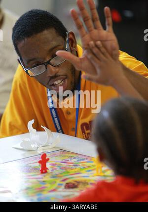 17. Juni 2013: East St. Louis, IL, USA - Xavier Swope, 18, links von East St. Louis, High Fives ein Student während eines Gesprächs im Christian Activity Center, 17. Juni 2013 in East St. Louis, Illinois. (Bild: © Steve Nagy/MCT/ZUMAPRESS.com) Stockfoto