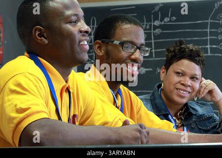 Juni 2013 - East St. Louis, IL, USA - Darion Graham, 19, von links, Xavier Swope, 18, und Pathways-Direktorin Angela Whitlow Talk im Christian Activity Center, 17. Juni 2013, in East St. Louis, Illinois. (Bild: © Steve Nagy/MCT/ZUMAPRESS.com) Stockfoto