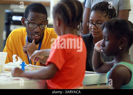 17. Juni 2013: East St. Louis, IL, USA: Xavier Swope, 18, aus East St. Louis, Linke, spricht mit Studenten im Christian Activity Center, 17. Juni 2013, East St. Louis, Illinois. (Bild: © Steve Nagy/MCT/ZUMAPRESS.com) Stockfoto