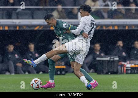 Frankfurt, Deutschland. April 2025. Frankfurt, 17. April 2025: Ein Duell zwischen Pedro Porro (23 Tottenham) und Nathaniel Brown (21 Frankfurt) während des Fußballspiels der UEFA Europa League zwischen Eintracht Frankfurt und Tottenham Hotspurs im Deutschen Bank Park in Frankfurt. Philipp Kresnik (Philipp Kresnik/SPP) Credit: SPP Sport Press Photo. /Alamy Live News Stockfoto