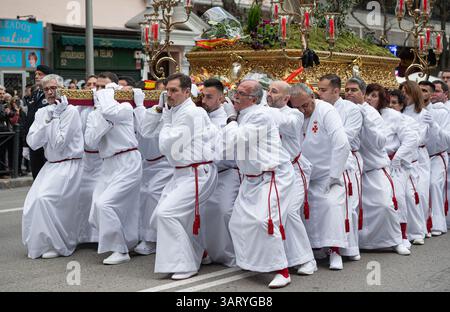 Madrid, Spanien. April 2025. Costaleros tragen während einer feierlichen Osterprozession einen kunstvollen Wagen der Karwoche mit einer Statue Jesu Christi. Die Karwochenprozession in Madrid ist eine tief verwurzelte katholische Tradition, die in der Woche vor Ostern stattfindet. Mit feierlichen Paraden mit religiösen Wagen, traditioneller Musik und Teilnehmern in Bußgewändern spiegelt die Veranstaltung das reiche spirituelle Erbe Spaniens wider und zieht jedes Jahr Tausende von Zuschauern an. (Foto: Michele Parisato/SOPA Images/SIPA USA) Credit: SIPA USA/Alamy Live News Stockfoto