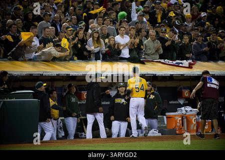 10. Oktober 2013 - Oakland, Kalifornien, USA - Oakland Athletics Starting Pitcher Sonny Gray (54) verlässt das Spiel am Donnerstagabend, den 10. Oktober 2013, im fünften Spiel der American League Divisional Series zwischen den Detroit Tigers und Oakland Athletics im O.Co Coliseum in Oakland, Kalifornien. (Bild: Å Jose Luis Villegas/Sacramento Bee/ZUMAPRESS.com) Stockfoto