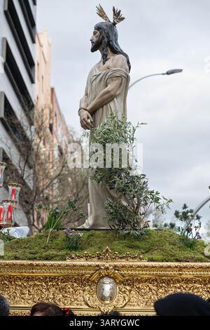 Madrid, Spanien. April 2025. Nahaufnahme einer religiösen Statue von Jesus Christus auf einem kunstvoll vergoldeten Wagen während einer Karwochenprozession. Die Karwochenprozession in Madrid ist eine tief verwurzelte katholische Tradition, die in der Woche vor Ostern stattfindet. Mit feierlichen Paraden mit religiösen Wagen, traditioneller Musik und Teilnehmern in Bußgewändern spiegelt die Veranstaltung das reiche spirituelle Erbe Spaniens wider und zieht jedes Jahr Tausende von Zuschauern an. (Foto: Michele Parisato/SOPA Images/SIPA USA) Credit: SIPA USA/Alamy Live News Stockfoto