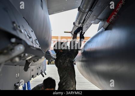 Seoul, SÜDKOREA. April 2025. 18. April 2025-Seoul, Südkorea-ROK Air Force F-15K nimmt an einer jährlichen Übung auf dem Luftwaffenstützpunkt Gwangju, etwa 265 Kilometer südlich von Seoul, Teil. Südkorea und die Vereinigten Staaten haben am Donnerstag eine gemeinsame groß angelegte Luftübung gestartet, sagte die Südstaaten-Luftwaffe, um ihre Interoperabilität und ihre gemeinsame Bereitschaft gegen nordkoreanische Bedrohungen zu stärken. (Kreditbild: © Verteidigungsministerium via ZUMA Press Wire) NUR REDAKTIONELLE VERWENDUNG! Nicht für kommerzielle ZWECKE! Stockfoto
