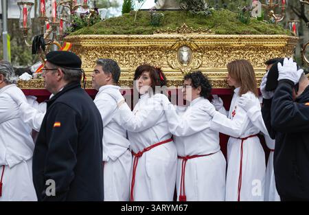 Madrid, Spanien. April 2025. Costaleros tragen während einer feierlichen Osterprozession einen kunstvollen Wagen der Karwoche mit einer Statue Jesu Christi. Die Karwochenprozession in Madrid ist eine tief verwurzelte katholische Tradition, die in der Woche vor Ostern stattfindet. Mit feierlichen Paraden mit religiösen Wagen, traditioneller Musik und Teilnehmern in Bußgewändern spiegelt die Veranstaltung das reiche spirituelle Erbe Spaniens wider und zieht jedes Jahr Tausende von Zuschauern an. Quelle: SOPA Images Limited/Alamy Live News Stockfoto