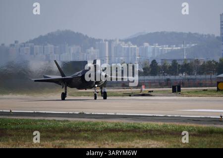 Seoul, SÜDKOREA. April 2025. 18. April 2025-Seoul, Südkorea-ROK Air Force F-15K nimmt an einer jährlichen Übung auf dem Luftwaffenstützpunkt Gwangju, etwa 265 Kilometer südlich von Seoul, Teil. Südkorea und die Vereinigten Staaten haben am Donnerstag eine gemeinsame groß angelegte Luftübung gestartet, sagte die Südstaaten-Luftwaffe, um ihre Interoperabilität und ihre gemeinsame Bereitschaft gegen nordkoreanische Bedrohungen zu stärken. (Kreditbild: © Verteidigungsministerium via ZUMA Press Wire) NUR REDAKTIONELLE VERWENDUNG! Nicht für kommerzielle ZWECKE! Stockfoto