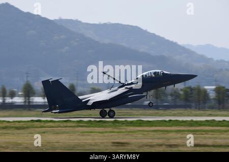 Seoul, SÜDKOREA. April 2025. 18. April 2025-Seoul, Südkorea-ROK Air Force F-15K nimmt an einer jährlichen Übung auf dem Luftwaffenstützpunkt Gwangju, etwa 265 Kilometer südlich von Seoul, Teil. Südkorea und die Vereinigten Staaten haben am Donnerstag eine gemeinsame groß angelegte Luftübung gestartet, sagte die Südstaaten-Luftwaffe, um ihre Interoperabilität und ihre gemeinsame Bereitschaft gegen nordkoreanische Bedrohungen zu stärken. (Kreditbild: © Verteidigungsministerium via ZUMA Press Wire) NUR REDAKTIONELLE VERWENDUNG! Nicht für kommerzielle ZWECKE! Stockfoto