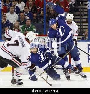 24. Oktober 2013 - Tampa, FL, USA - Nate Thompson (44) und Pierre-Cedric Labrie (76) verschwören sich, um einen Schuss der Chicago Blackhawks' Brent Seabrook (7) in der ersten Periode auf dem Tampa Bay Times Forum in Tampa, Florida, am Donnerstag, den 24. Oktober 2013 zu stoppen. (Kreditbild: © Dirk Shadd/MCT/ZUMAPRESS.com) Stockfoto