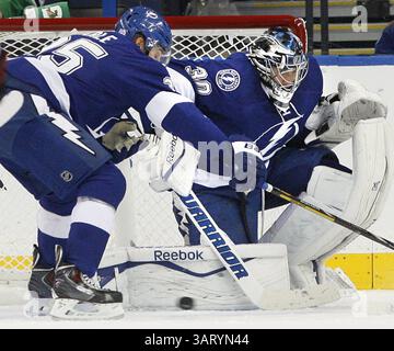 24. Oktober 2013 - Tampa, FL, USA - Tampa Bay Lightning Torhüter Ben Bishop (30) arbeitet am Donnerstag, den 24. Oktober 2013, mit der Hilfe von Matt Carle gegen die Chicago Blackhawks. (Kreditbild: © Dirk Shadd/MCT/ZUMAPRESS.com) Stockfoto