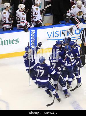 24. Oktober 2013 - Tampa, FL, USA - Martin St. Louis (26) der Tampa Bay Lightning wird am Donnerstag, den 24. Oktober 2013, beim Tampa Bay Times Forum in Tampa, Florida, gemobbt, nachdem er das spielsiegreiche Überstundentor gegen die Chicago Blackhawks erzielt hat. Der Blitz setzte sich durch, 6-5. (Kreditbild: © Dirk Shadd/MCT/ZUMAPRESS.com) Stockfoto