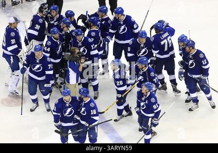 24. Oktober 2013 - Tampa, FL, USA - Martin St. Louis (26), der am Donnerstag, den 24. Oktober 2013 im Tampa Bay Times Forum in Tampa, Florida, das siegreiche Überstundentor gegen die Chicago Blackhawks erzielte. Der Blitz setzte sich durch, 6-5. (Kreditbild: © Dirk Shadd/MCT/ZUMAPRESS.com) Stockfoto