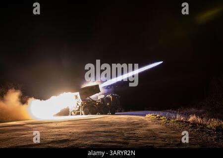 Seoul, SÜDKOREA. April 2025. 18. April 2025: Soldaten der südkoreanischen Armee nehmen an nächtlichen Feuerübungen im Grenzbezirk Goseong Teil, etwa 160 Kilometer nordöstlich von Seoul. Die Armee führte Anfang dieser Woche eine nächtliche Schießübung im Grenzbezirk Goseong durch, sagte der bewaffnete Dienst am Freitag, um die Bereitschaft gegen mögliche nordkoreanische Provokationen zu stärken. (Kreditbild: © Verteidigungsministerium via ZUMA Press Wire) NUR REDAKTIONELLE VERWENDUNG! Nicht für kommerzielle ZWECKE! Stockfoto