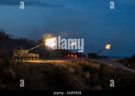 Seoul, SÜDKOREA. April 2025. 18. April 2025: Soldaten der südkoreanischen Armee nehmen an nächtlichen Feuerübungen im Grenzbezirk Goseong Teil, etwa 160 Kilometer nordöstlich von Seoul. Die Armee führte Anfang dieser Woche eine nächtliche Schießübung im Grenzbezirk Goseong durch, sagte der bewaffnete Dienst am Freitag, um die Bereitschaft gegen mögliche nordkoreanische Provokationen zu stärken. (Kreditbild: © Verteidigungsministerium via ZUMA Press Wire) NUR REDAKTIONELLE VERWENDUNG! Nicht für kommerzielle ZWECKE! Stockfoto