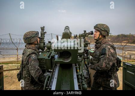 Seoul, SÜDKOREA. April 2025. 18. April 2025: Soldaten der südkoreanischen Armee nehmen an nächtlichen Feuerübungen im Grenzbezirk Goseong Teil, etwa 160 Kilometer nordöstlich von Seoul. Die Armee führte Anfang dieser Woche eine nächtliche Schießübung im Grenzbezirk Goseong durch, sagte der bewaffnete Dienst am Freitag, um die Bereitschaft gegen mögliche nordkoreanische Provokationen zu stärken. (Kreditbild: © Verteidigungsministerium via ZUMA Press Wire) NUR REDAKTIONELLE VERWENDUNG! Nicht für kommerzielle ZWECKE! Stockfoto