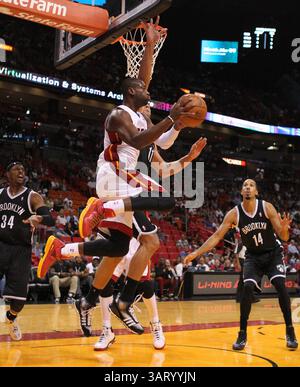 25. Oktober 2013 - Miami, FL, USA - der Dwyane Wade von Miami Heat will gegen Paul Pierce, links, Brook Lopez, und Shaun Livingston, rechts. während des ersten Quartals der Vorsaison in der AmericanAirlines Arena in Miami, Florida, am Freitag, 25. Oktober 2013. (Bild: © David Santiago/MCT/ZUMAPRESS.com) Stockfoto
