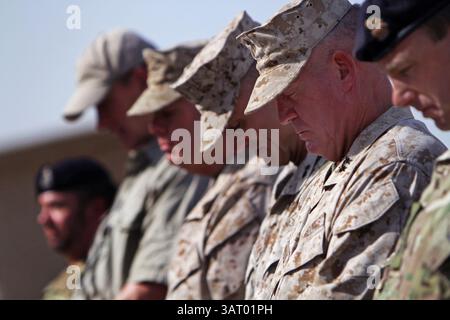 30. September 2013 - AKTE - der Chef des US Marine Corps hat zwei Generäle zum Ruhestand befohlen, weil sie es versäumt hatten, die Camp Bastion in Afghanistan vor einem Angriff der Taliban zu verteidigen. General James Amos sagte, Generalmajor Charles Gurganus und Generalmajor G. A Sturdevant hätten keine angemessenen Schutzmaßnahmen ergriffen, um den Angriff von 2012 zu stoppen. Zwei Marines starben und acht weitere Personen wurden verwundet. Die Taliban zerstörten auch sechs Marine Harrier Kampfjets und beschädigten mehrere andere schwer. ABBILDUNG: 11. September 2012 - Camp Leatherneck, Provinz Helmand, Afghanistan - Generalmajor CHARLES GURGANUS, Zweiter von Rig Stockfoto