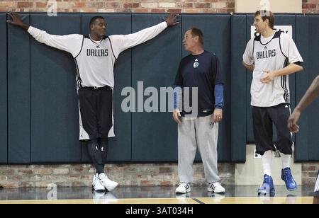 1. Oktober 2013 - Dallas, TX, USA - die Spieler der Dallas Mavericks Samuel Dalembert, von links, Brad Davis und Dirk Nowitzki sprechen während des Mavericks Trainingslagers in Dallas, Texas, Dienstag, 1. Oktober 2013. (Kreditbild: © Ron T. Ennis/MCT/ZUMAPRESS.com) Stockfoto