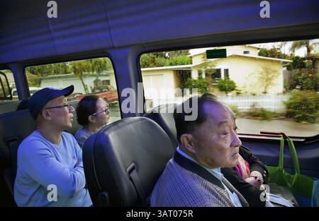 21. September 2013 - Palo Alto, CA, USA - Qian Yao Zhang, rechts, aus Shanghai, und ein weiteres chinesisches Paar aus Shenzhen, (im Hintergrund, das sich weigerte, identifiziert zu werden) fahren durch ein Palo Alto Viertel während einer Tour durch Palo Alto und Los Altos von DeLeon Realty für Besuche chinesischer Käufer, 21. September 2013. (Kreditbild: © Lipo Ching/MCT/ZUMAPRESS.com) Stockfoto